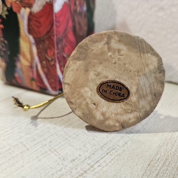 Polystone Santa Ornament - Picture 7 of 8